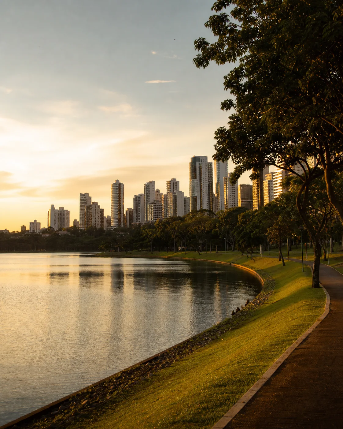 Vista artística do Lago Igapó e do skyline de Londrina, Paraná, ao entardecer