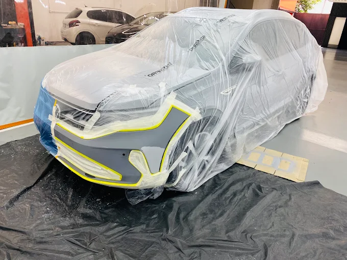 Veículo cuidadosamente protegido e preparado para serviço automotivo