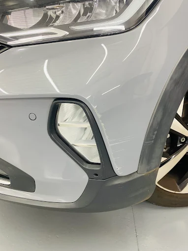 Detalhe de acabamento em para-choque de veículo no studio