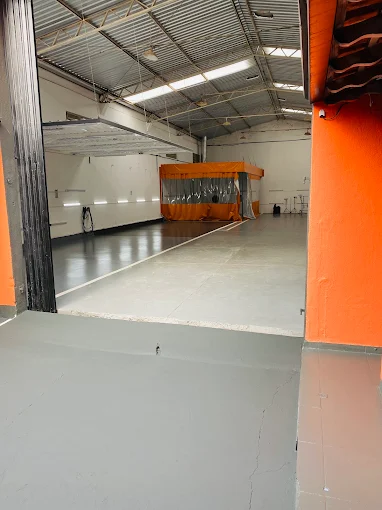 Entrada e espaço interno do Ikigai Studio Automotivo