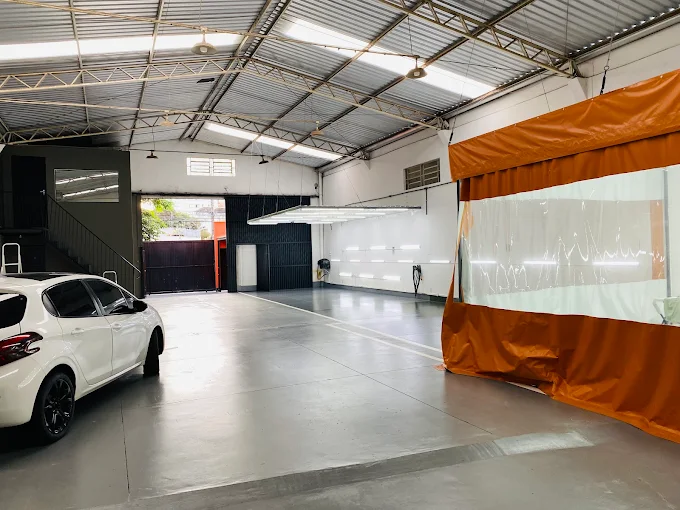 Visão ampla da estrutura interna do Ikigai Studio Automotivo em Londrina