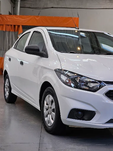 Sedan branco em atendimento dentro do Ikigai Studio Automotivo