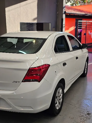 Vista traseira de sedan branco após serviço automotivo